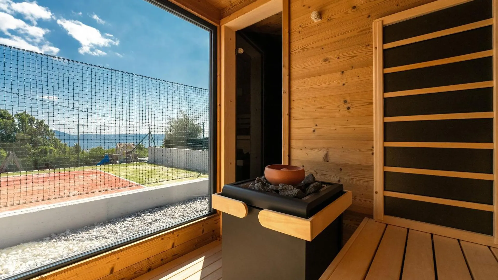 Mediterranean Villa Anatai With Sauna & Tennis Court Drenje  別荘
